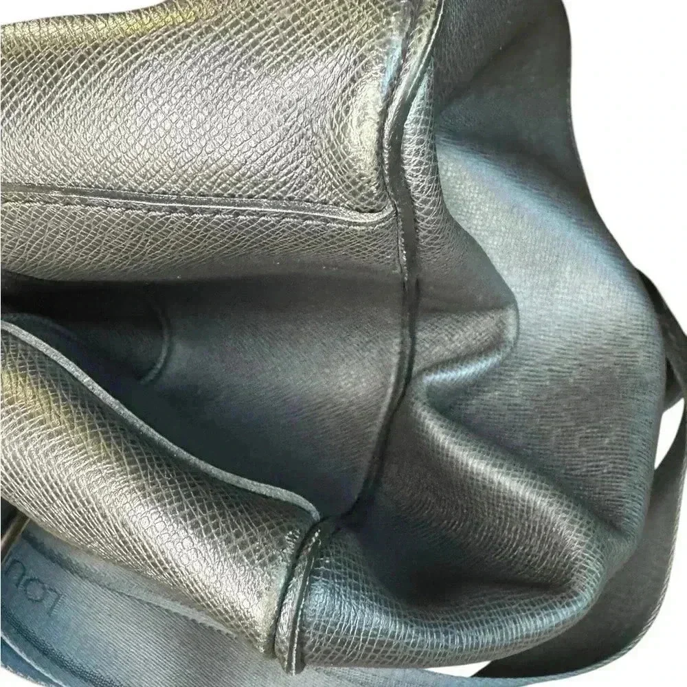Louis Vuitton Taiga Roman MM Shoulder Bag Messager Crossbody Bag.